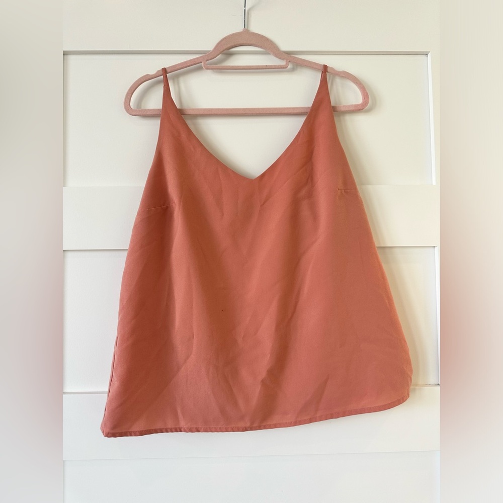 Banana Republic camisole. Polyester. Lightweight fabric. Double lined front.